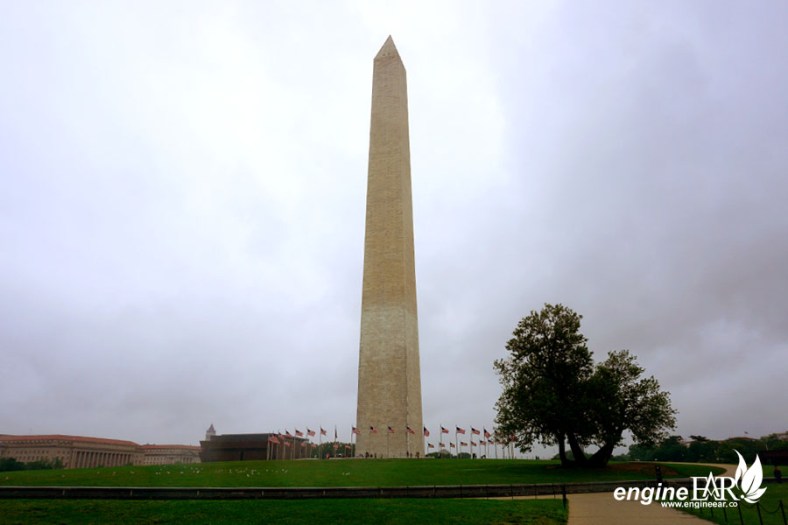 Perhatikan perbedaan warna pada monumen.